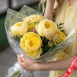 Маленькое фото 1: Букет из 5 желтых пионов в пленке, Голландия