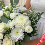 Маленькое фото 3: Букет из роз, гвоздик, лизиантуса, хризантем и колокольчика «Деметра»