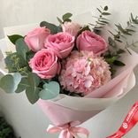 Маленькое фото 1: Акция! Букет из розовых роз, гортензии, эвкалипта «Желаю тебе»