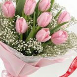 Маленькое фото 3: Букет из 9 розовых тюльпанов и 4 гипсофил