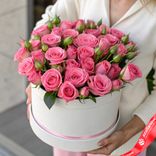 Маленькое фото 1: Букет из 15 кустовых розовых роз «Адель»