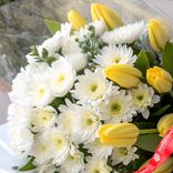 Маленькое фото 2: Букет из 5 белых кустовых хризантем и 10 желтых тюльпанов в пленке