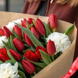Маленькое фото 3: Букет из 26 красных тюльпанов и 5 белых гвоздик в крафте