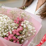 Маленькое фото 3: Букет из 3 белых и 2 розовых гипсофил в розовой пленке