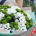 Маленькое фото 3: Букет из 25 кустовых хризантем