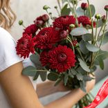 Маленькое фото 1: Букет из 5 кустовых красных хризантем с эвкалиптом «Очарование»