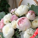 Маленькое фото 4: Букет из 20 белых и розовых пионов в корзине с эвкалиптом