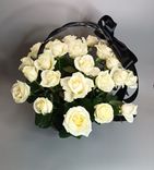 Фото флориста 1: Траурный букет из 30 белых роз в корзине