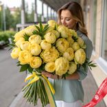 Маленькое фото 1: Букет из 51 желтого пиона с лентой, Голландия