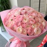 Маленькое фото 1: Букет из 51 розового ранункулюса в розовой пленке