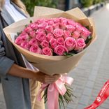 Маленькое фото 1: Букет из 45 розовых роз в крафте с лентой, 60см, Россия