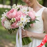 Маленькое фото 1: Букет невесты из 11 розовых пионов и 8 белых нарциссов, с белой лентой