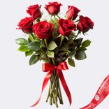 Маленькое фото 1: Букет из 7 красных роз с лентой, 60 см, Россия