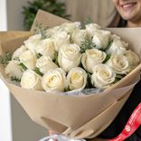 Маленькое фото 2: Букет из 31 белой розы в крафте с лентой, 70 см, Россия