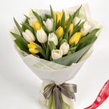Маленькое фото 1: Букет из 8 белых и 7 желтых тюльпанов