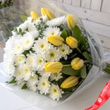 Маленькое фото 1: Букет из 5 белых кустовых хризантем и 10 желтых тюльпанов в пленке