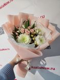 Фото флориста 3: Букет из хризантем, роз, альстромерий, статицы «Крылатые качели»