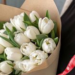 Маленькое фото 3: Букет из 20 белых пионовидных тюльпанов в крафте, Голландия