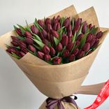 Маленькое фото 1: Акция! Букет из 60 бордовых тюльпанов в дизайнерском крафте