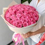 Маленькое фото 1: Букет из 45 розовых роз в крафте с лентой, 60 см, Россия