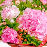 Маленькое фото 5: Букет из розовых пионов, роз, гортензии «Желаю счастья»