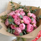 Маленькое фото 1: Букет из 30 ярко-розовых пионов с эвкалиптом в крафте