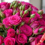 Маленькое фото 3: Букет из 39 кустовых малиновых роз