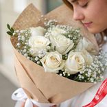 Маленькое фото 2: Букет из 9 белых роз и гипсофил в крафте