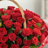 Маленькое фото 3: Букет из 75 красных роз в корзине, 50 см, Россия
