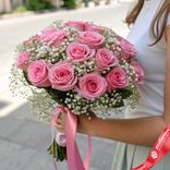 Маленькое фото 1: Букет из 17 розовых роз и гипсофил