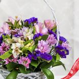 Маленькое фото 3: Букет из хризантем, альстромерий, статицы «Женская корзина» (Букеты в корзинах)