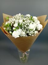 Фото флориста 2: Букет из 10 гвоздик кустовых белых с гипсофилой в крафте, Диантус, Голландия