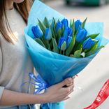 Маленькое фото 1: Букет из 9 голубых тюльпанов в голубой пленке, Россия