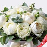 Маленькое фото 2: Букет из 9 белых пионов и эвкалипта в коробке