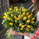 Маленькое фото 1: Букет из 50 желтых тюльпанов с зеленью фисташки