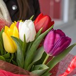 Маленькое фото 3: Букет из 5 микс тюльпанов в красной пленке