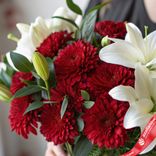 Маленькое фото 2: Композиция из 9 красных хризантем и белых лилий «Империя любви»