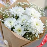 Маленькое фото 2: Букет из 9 кустовых белых хризантем Сантини с гипсофилой в крафте с лентой, Голландия