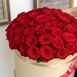 Маленькое фото 2: Букет из 51 красной розы в бежевой коробке, Россия, 40 см