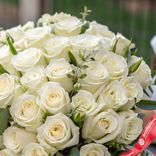 Маленькое фото 3: Роскошный букет из 51 белой розы с зеленью фисташки