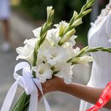 Маленькое фото 1: Букет из 3 белых гладиолусов с белой лентой