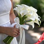 Маленькое фото 1: Букет невесты из 11 белых калл с белой лентой