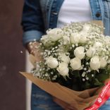 Маленькое фото 2: Букет из 17 белых роз и гипсофил «Молодая»