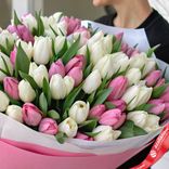 Маленькое фото 3: Букет из 150 белых тюльпанов и 151 розового тюльпана в упаковке