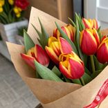 Маленькое фото 2: Букет из 7 красно-желтых тюльпанов в крафте