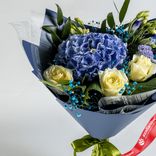 Маленькое фото 2: Букет из роз, гортензии и лизиантусов в темно-синей бумаге