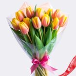 Маленькое фото 1: Букет из 17 желто-розовых тюльпанов в пленке