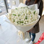 Маленькое фото 1: Букет из 400 белых тюльпанов в кремовой бумаге