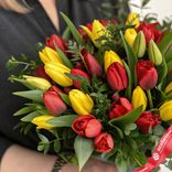 Маленькое фото 2: Букет из 40 красно-желтых тюльпанов с рускусом