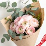 Маленькое фото 1: Букет из 7 розовых ранункулюсов с эвкалиптом в крафте